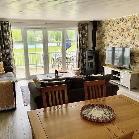 'That One' Our Cotswold Lakeside Lodge Cirencester Buitenkant foto