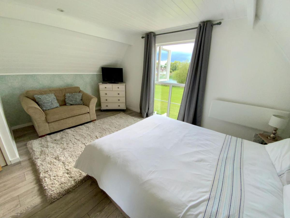 'That One' Our Cotswold Lakeside Lodge Cirencester Buitenkant foto