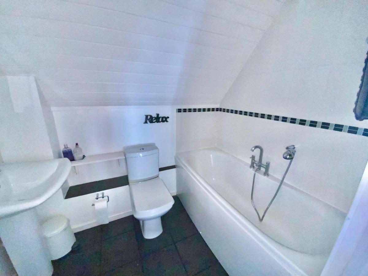 'That One' Our Cotswold Lakeside Lodge Cirencester Buitenkant foto