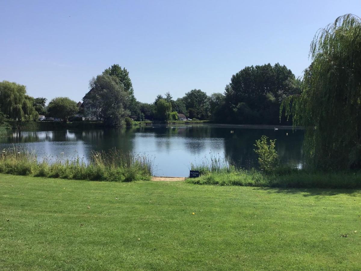 'That One' Our Cotswold Lakeside Lodge Cirencester Buitenkant foto