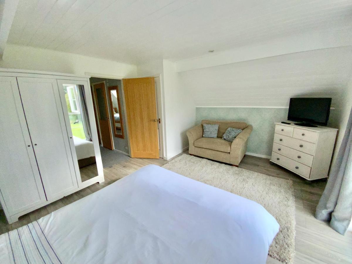 'That One' Our Cotswold Lakeside Lodge Cirencester Buitenkant foto