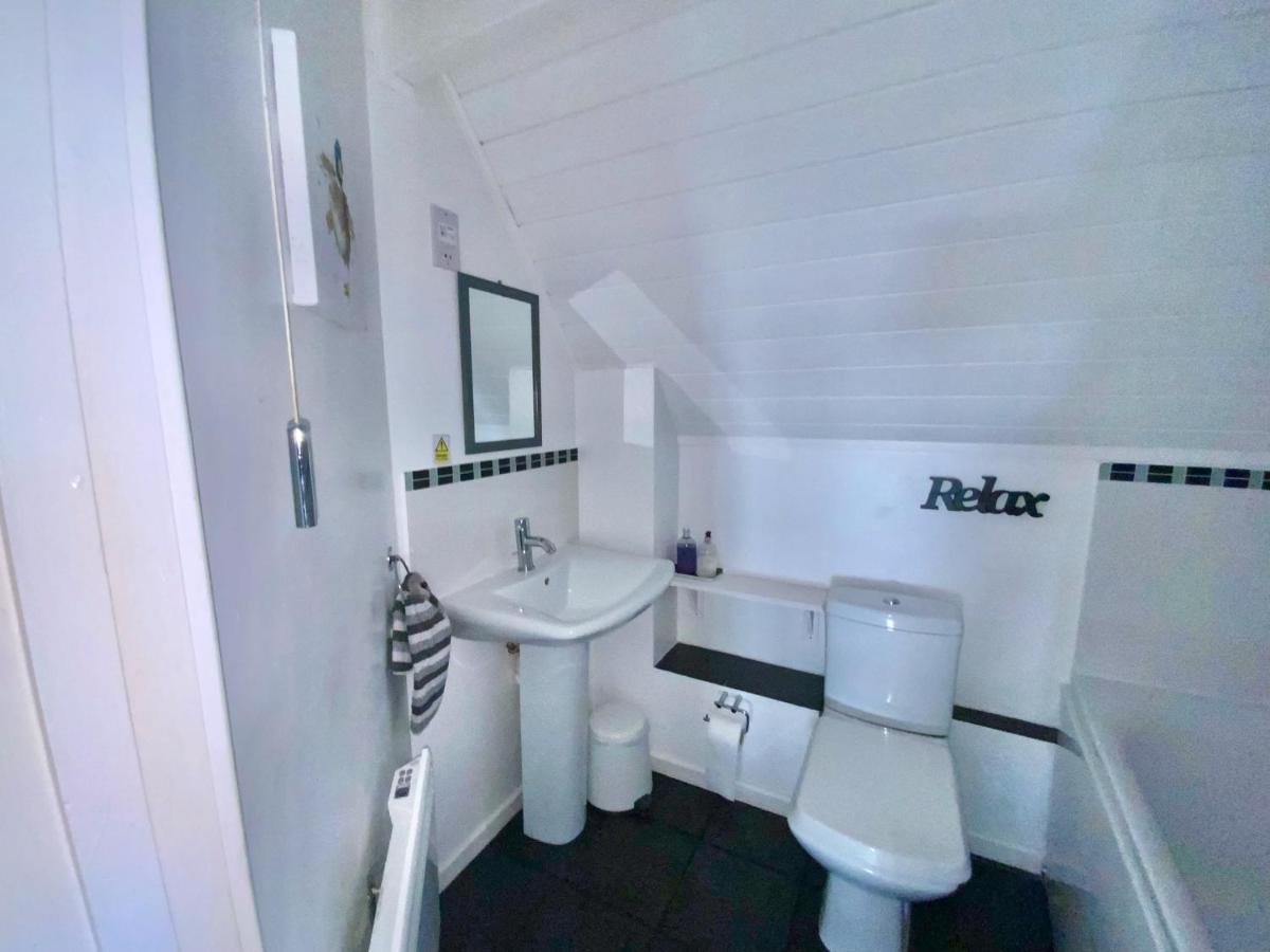 'That One' Our Cotswold Lakeside Lodge Cirencester Buitenkant foto