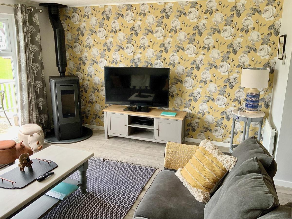 'That One' Our Cotswold Lakeside Lodge Cirencester Buitenkant foto
