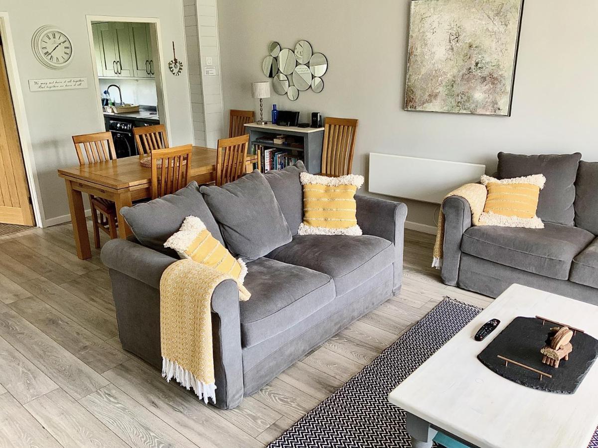 'That One' Our Cotswold Lakeside Lodge Cirencester Buitenkant foto